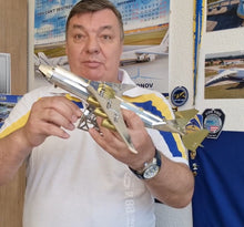 Lade das Bild in den Galerie-Viewer, FLUGZEUGMODELL AN-225 MRIYA - OFFIZIELLE EXKLUSIVE AUSGABE