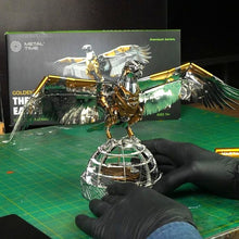 
                          
                            Lade das Bild in den Galerie-Viewer, Der große Adler Goldene Rüstung Kristall Edition
                          
                        