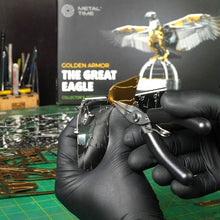 
                          
                            Lade das Bild in den Galerie-Viewer, Der große Adler Goldene Rüstung Kristall Edition
                          
                        