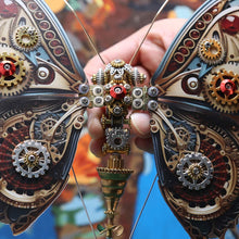 
                        
                          将图片加载到图库查看器，Dynamic Butterfly with Music Box (Red)
                        
                      