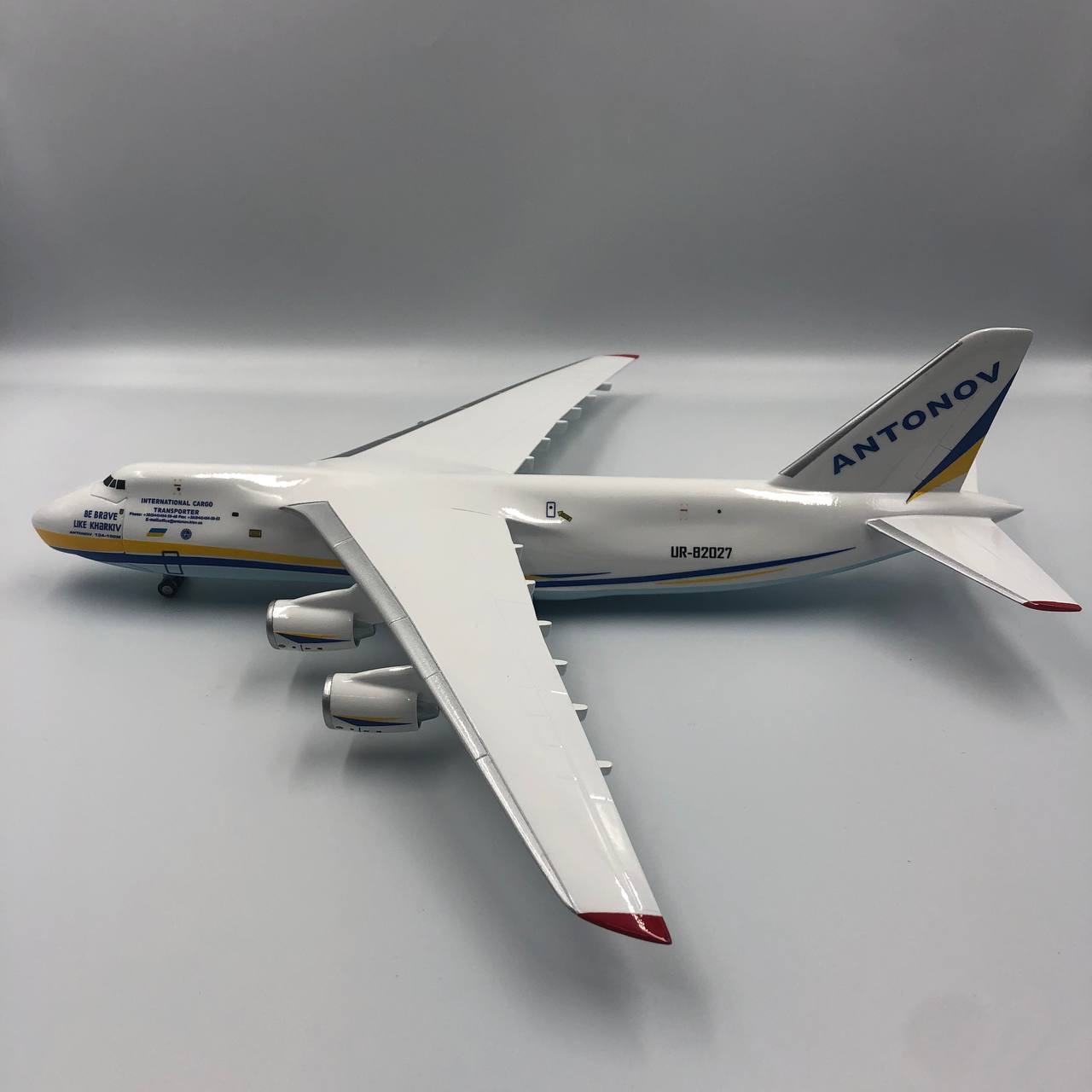 アントノフエアラインズ An-124 UR-82027 1 400 - 航空機